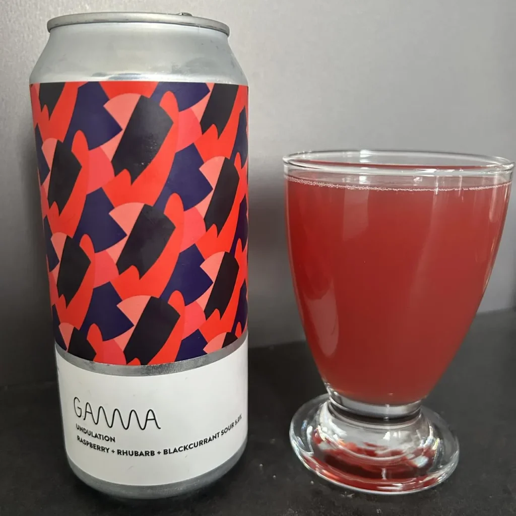 Gamma øldåse og glas med øl