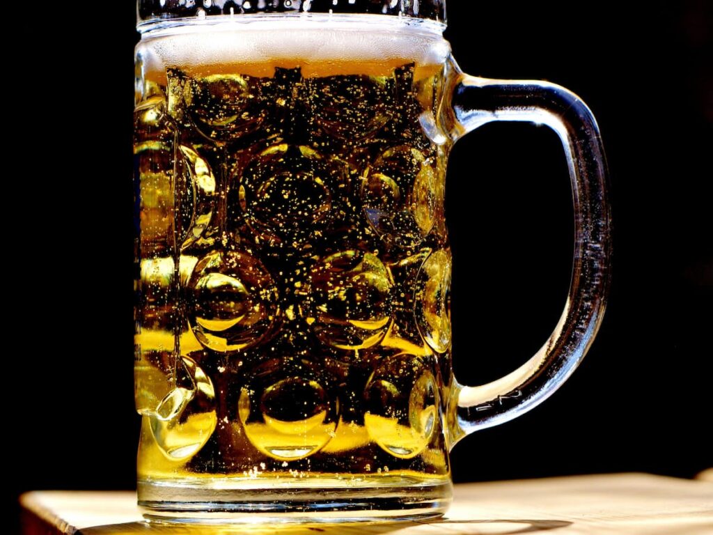 stor pilsner øl i et liter glas