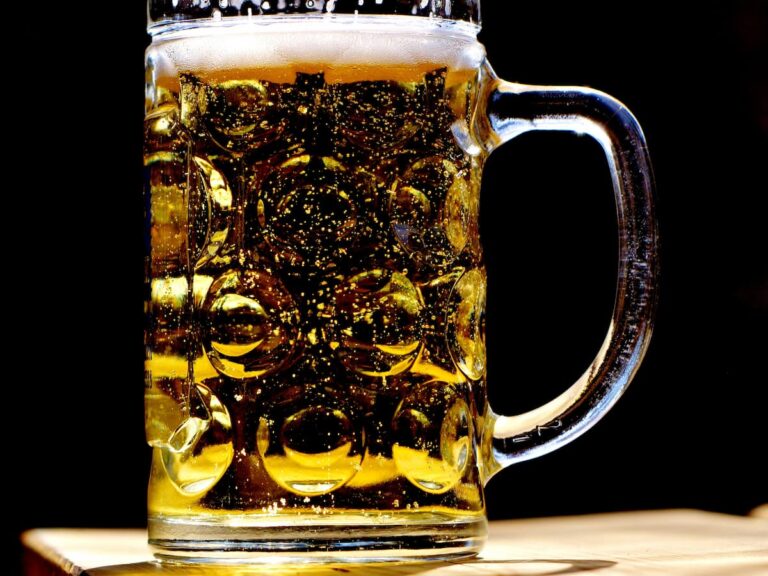 stor pilsner øl i et liter glas