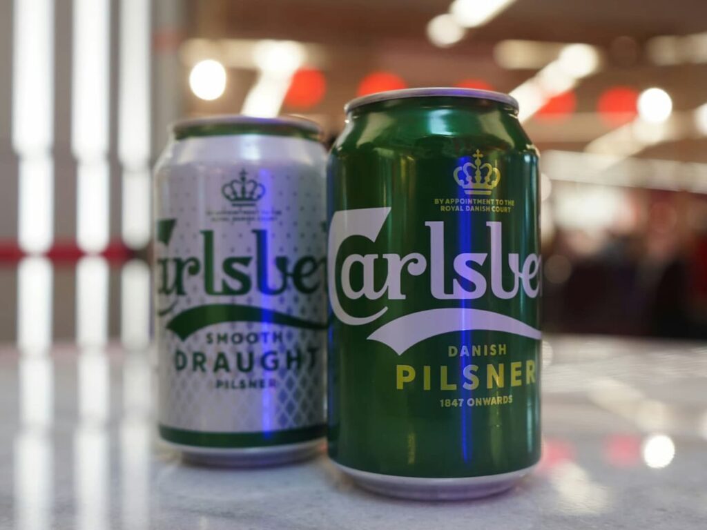 To carlsberg pilsner dåser på et bord