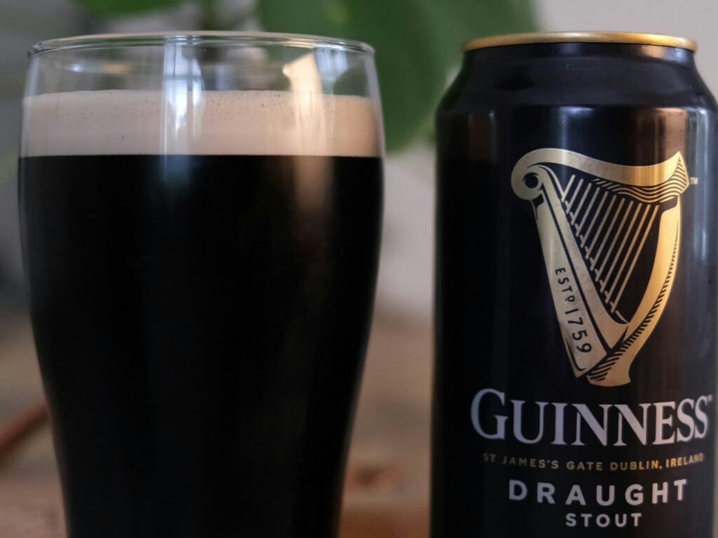 Guinness øl i et glas og en dåse
