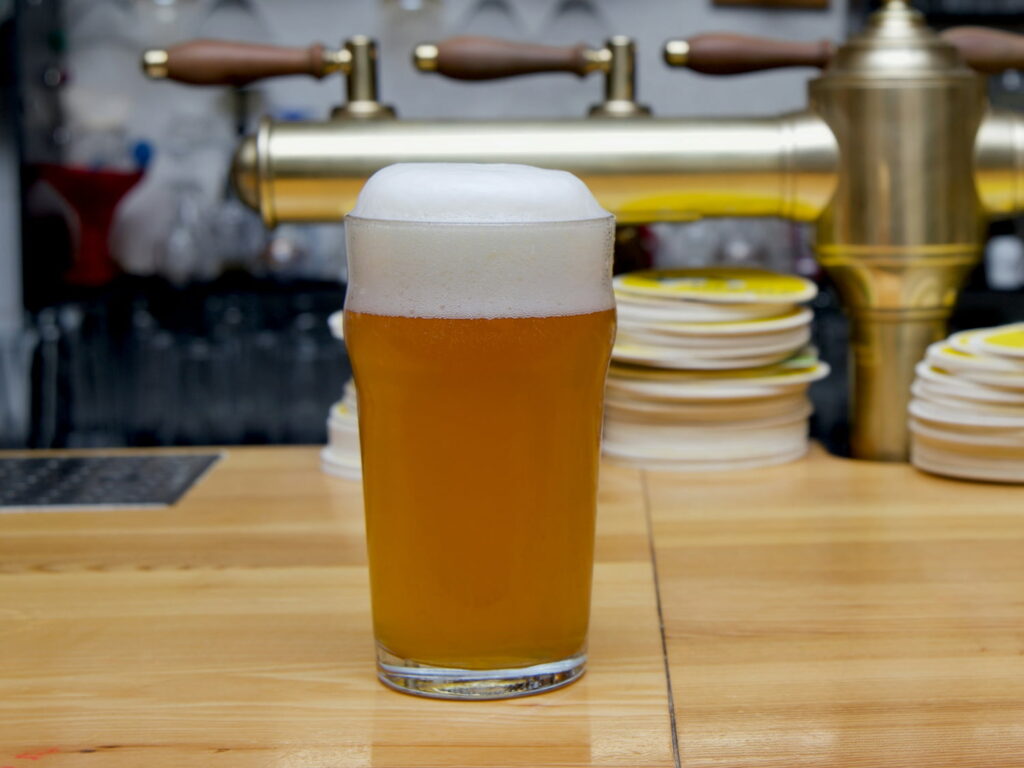 pale ale øl i glas på et træbord