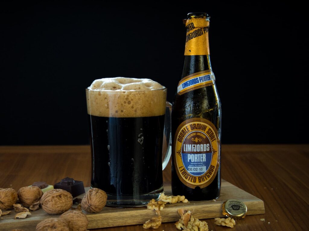 dansk limfjords porter flaske og glas på et træbord