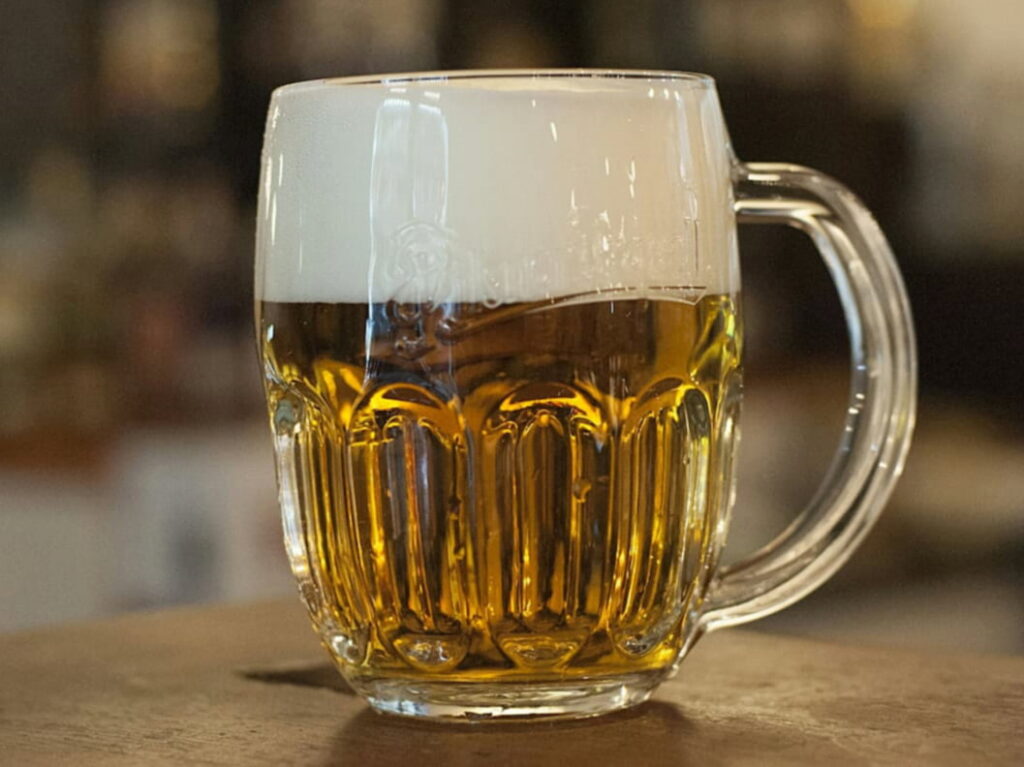 tjekkisk pilsner i bredt ølglas med tykt lag skum