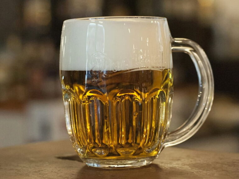 tjekkisk pilsner i bredt ølglas med tykt lag skum